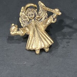 Gold Tone Angel Cherub Lapel Pin Brooch Flute Player‎ 1 Inch Vintage